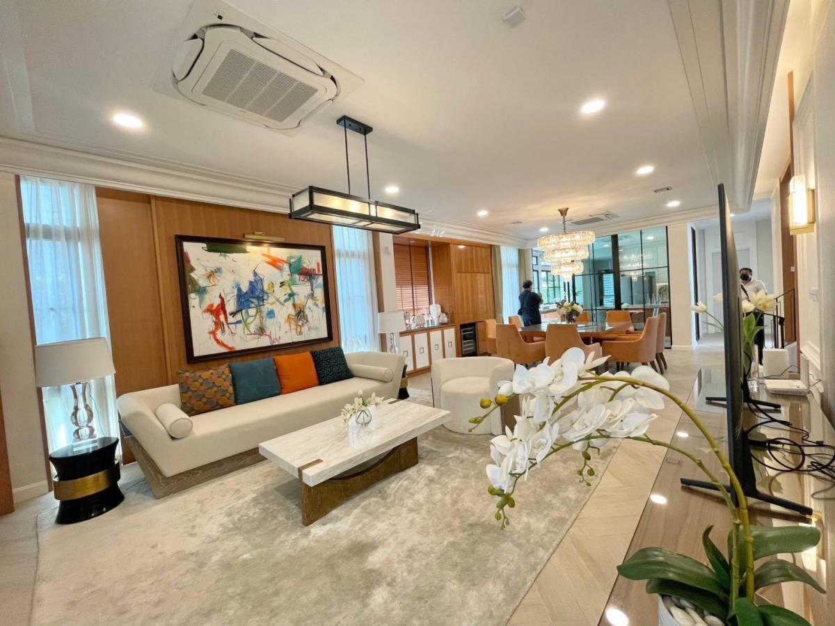 ขายบ้านพัฒนาการ ศรีนครินทร์ : บ้านหรู 5 ห้องนอน ใหญ่สุดใจ ใกล้พระราม 9 
Luxury 5-Bedroom Mansion Near Rama 9 – Space & Elegance Await!