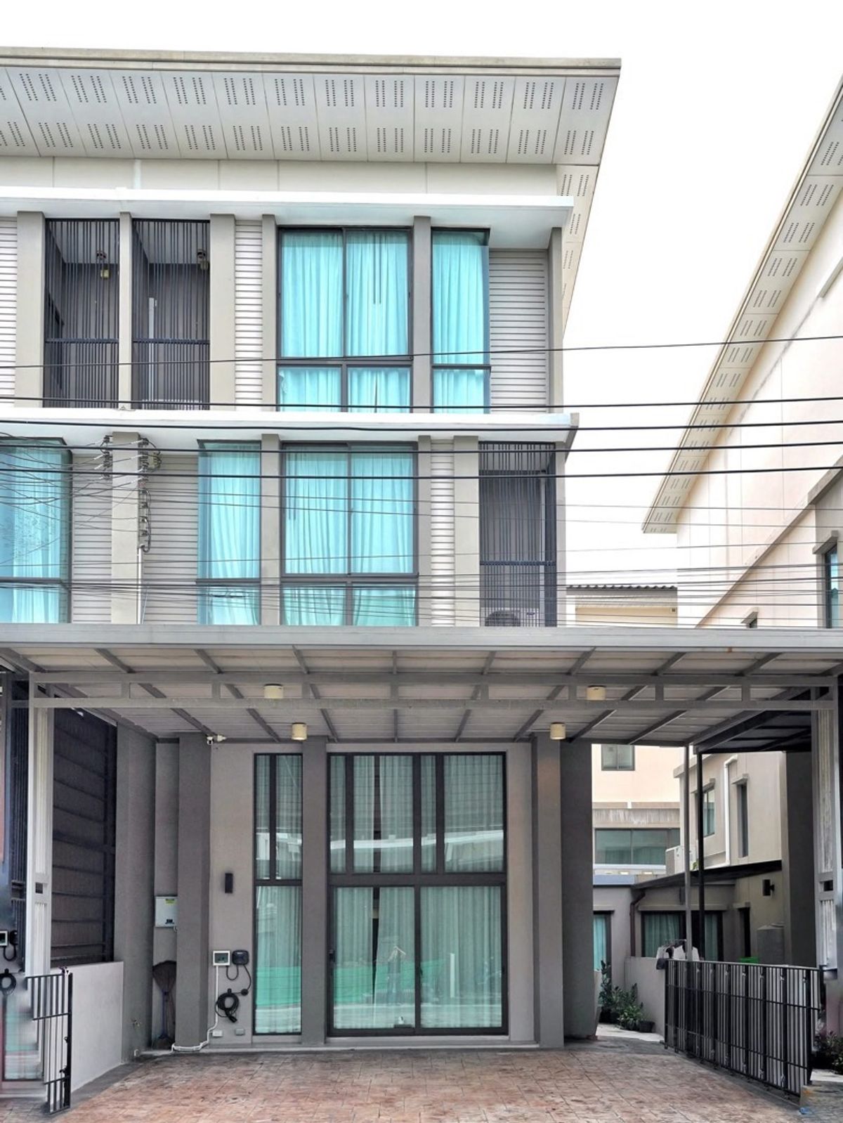 ขายทาวน์โฮมพัฒนาการ ศรีนครินทร์ : 📢👇 ทาวน์โฮม 3.5 ชั้น หน้ากว้างพิเศษ มีไม่กี่หลัง ถนนหน้าบ้านกว้าง เดินทางสะดวก เข้าออกได้หลายเส้นทาง
เหมาะทั้งอยู่อาศัยและลงทุน พร้อม EV Charger ใช้งานได้ทันที บ้านสภาพดี ปล่อยเช่าง่าย ทำเลดีใจกลางพัฒนาการ