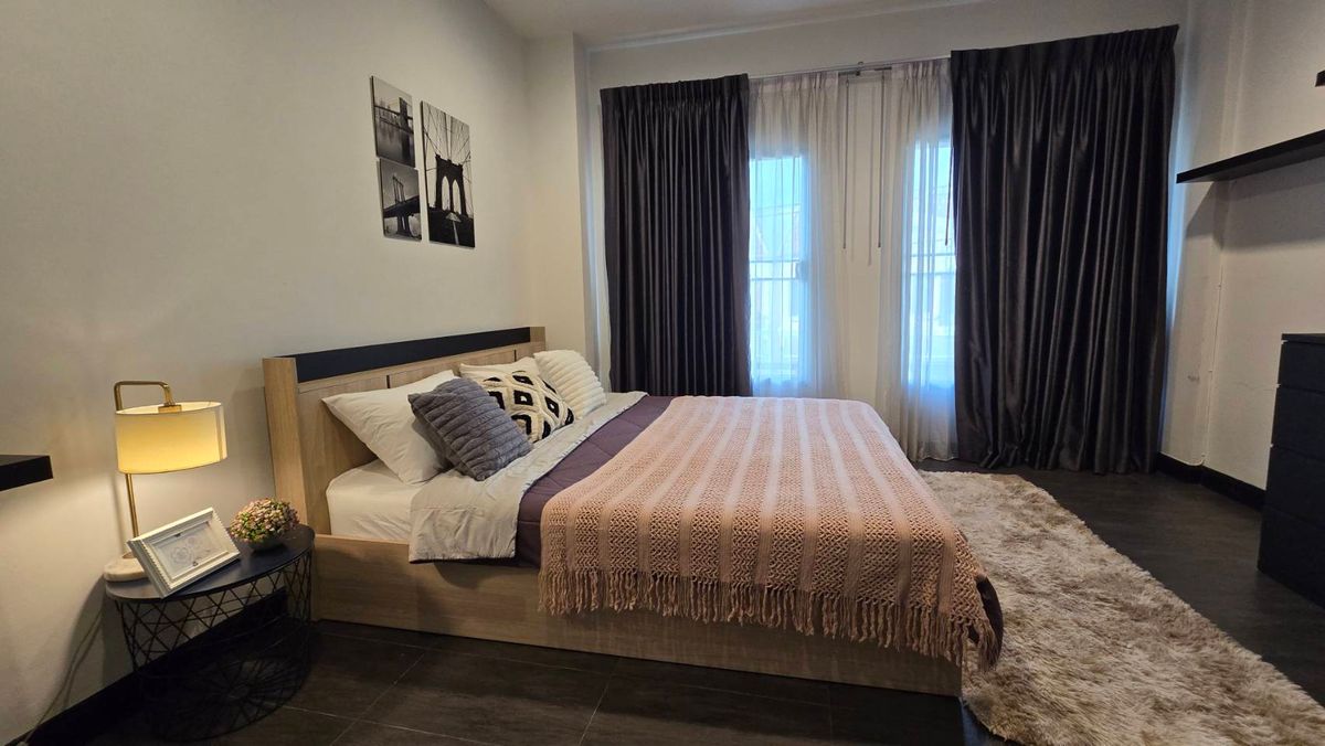 For RentTownhomeRamkhamhaeng, Hua Mak : House for rent in the middle of the city, The Paris Rama 9 - Ramkhamhaeng, 3-story luxury townhome, split-level design, Modern French style, usable area 131 sq m on an area of ​​17.5 sq m.