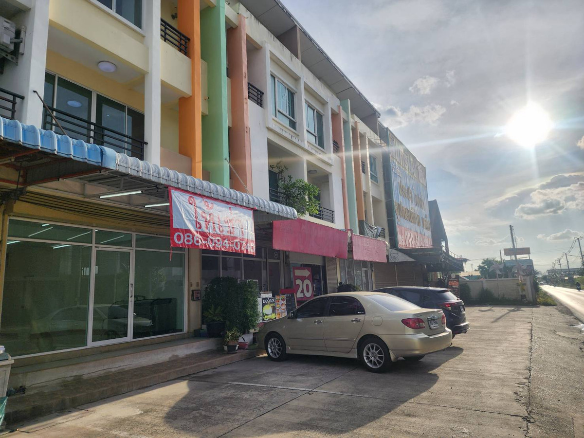 For RentShop HousePathum Thani,Rangsit, Thammasat : 3 -storey commercial building for rent, Lam Luk Ka, Khlong 4, Pathum Thani, next to the road near Lat Sawai market.