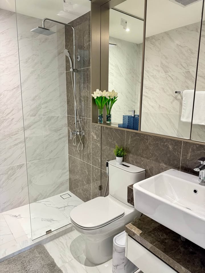 For RentCondoSukhumvit, Asoke, Thonglor : 🔥Urgent Rental🔥 Finn Asoke: Luxuriously decorated, fully furnished, ready to move in, near Benjakitti Park and BTS Asoke.