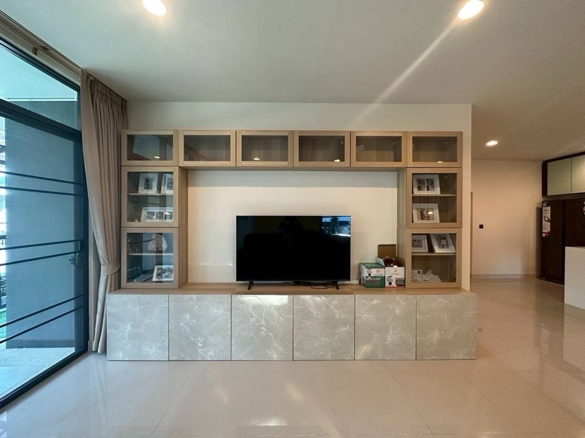 ให้เช่าบ้านพัฒนาการ ศรีนครินทร์ : Availible now, 4 beds 4 baths with 1 maid room