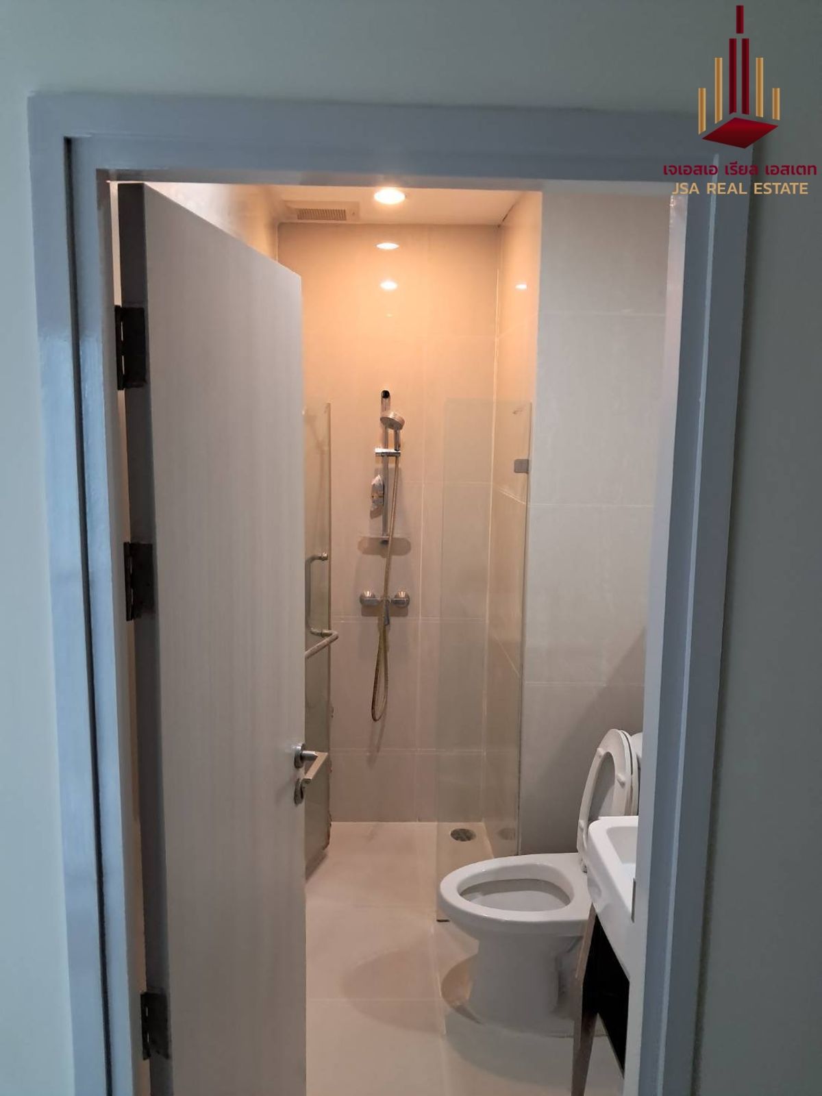 For SaleCondoRatchadapisek, Huaikwang, Suttisan : ✨ For Sale: Noble Revolve Ratchada Condo ✨ 💰 ONLY 2,600,000 THB