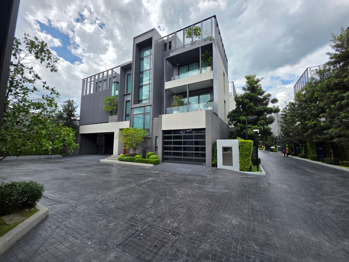 ขายบ้านเลียบทางด่วนรามอินทรา : 95E1 – Ninety Five East One 📞 092-690-5445 Curated Show Villa 846 ตร.ม. 160 Mb. พร้อม Man Cave Private Garage  Flagship Urban Sanctuary in Bangkok 