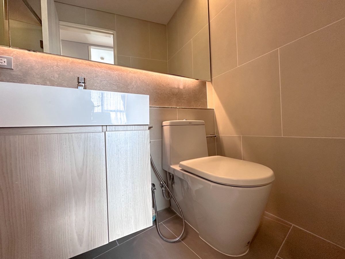 For RentCondoSukhumvit, Asoke, Thonglor : 🔥Urgent Rental🔥 The Lumpini 24, fully furnished and ready to move in, near BTS Phrom Phong.