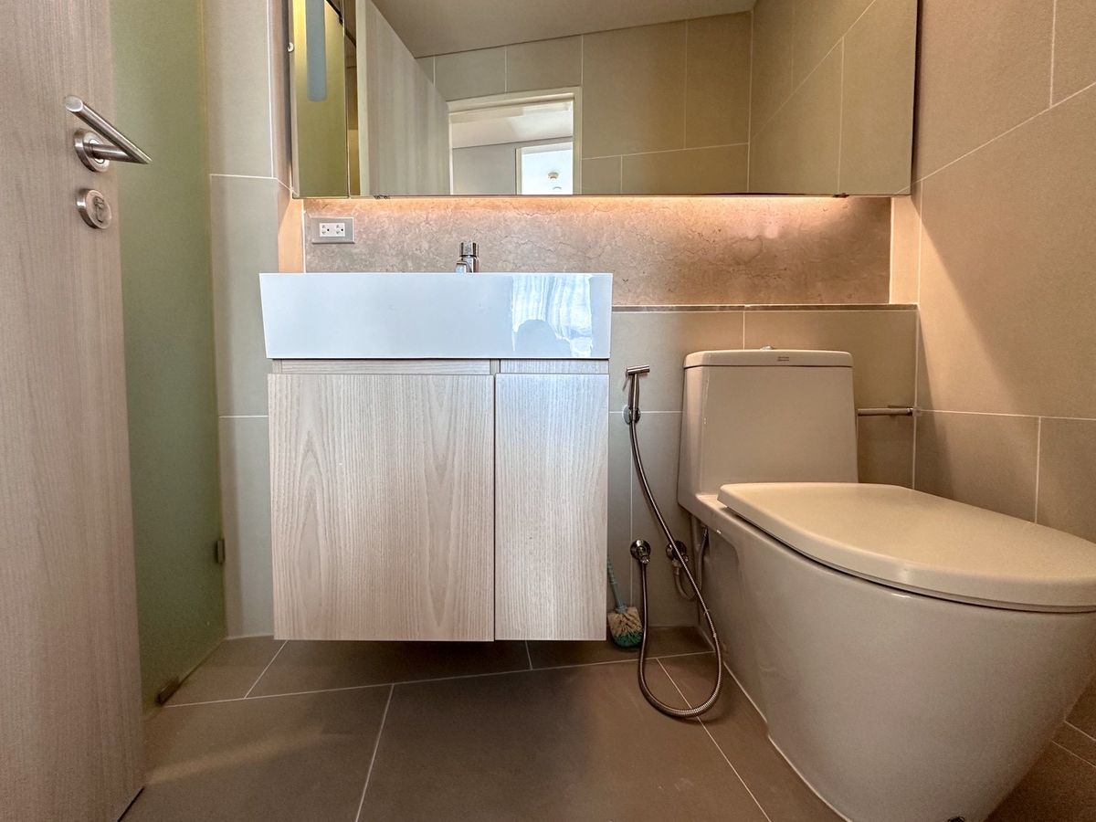 For RentCondoSukhumvit, Asoke, Thonglor : 🔥Urgent Rental🔥 The Lumpini 24, fully furnished and ready to move in, near BTS Phrom Phong.