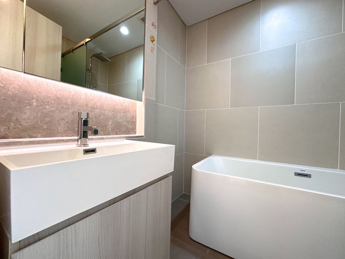 For RentCondoSukhumvit, Asoke, Thonglor : 🔥Urgent Rental🔥 The Lumpini 24, fully furnished and ready to move in, near BTS Phrom Phong.