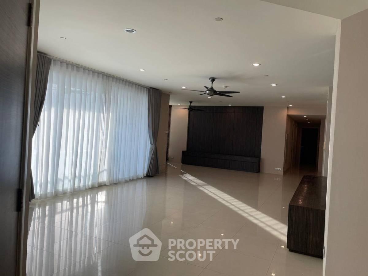 For SaleCondoWongwianyai, Charoennakor : 4-BR Condo at Watermark Chaophraya near BTS Krung Thon Buri