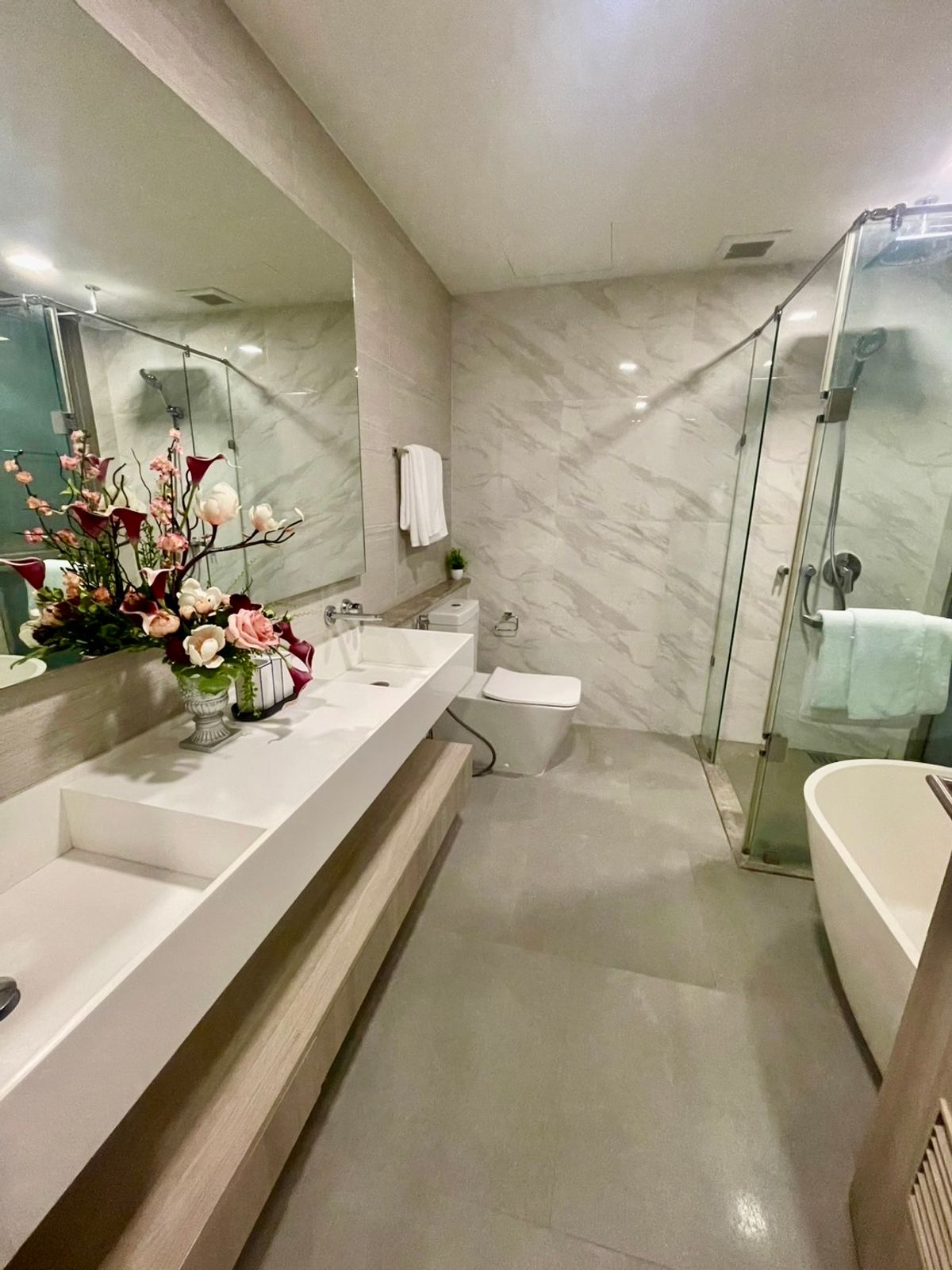 For RentCondoSukhumvit, Asoke, Thonglor : Empty room, decorated very beautifully. Good built-in furniture for rent, 3 bedrooms, 3 bathrooms, Fynn Sukhumvit 31.