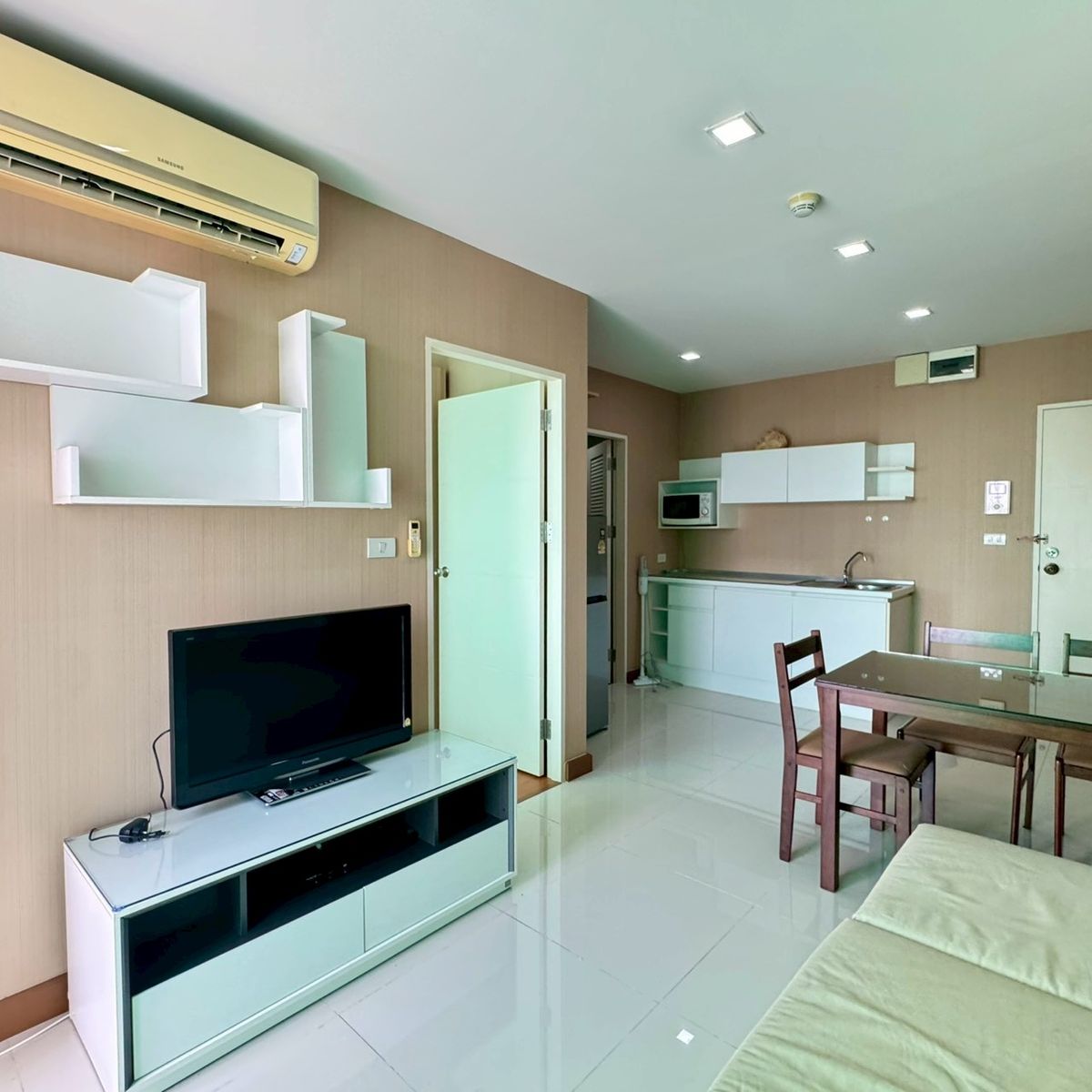 ให้เช่าคอนโดลาดกระบัง สุวรรณภูมิ : ✨ ให้เช่าคอนโด Airlink Residence ห้องกว้าง 36 ตร.ม. เฟอร์ครบ ทำเลดี ใกล้สนามบินสุวรรณภูมิและรถไฟฟ้าแอร์พอร์ตลิงก์ลาดกระบัง เข้าอยู่ได้ทันที ราคาคุ้มค่าที่สุดในโซนนี้ 🏡