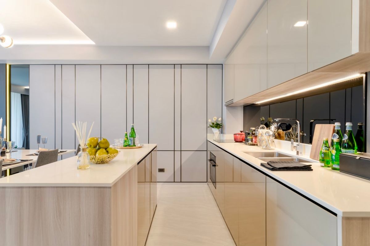 For RentCondoSukhumvit, Asoke, Thonglor : Empty room, decorated very beautifully. Good built-in furniture for rent, 3 bedrooms, 3 bathrooms, Fynn Sukhumvit 31.