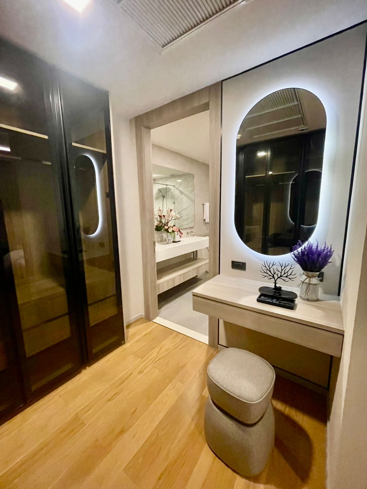 For RentCondoSukhumvit, Asoke, Thonglor : Empty room, decorated very beautifully. Good built-in furniture for rent, 3 bedrooms, 3 bathrooms, Fynn Sukhumvit 31.