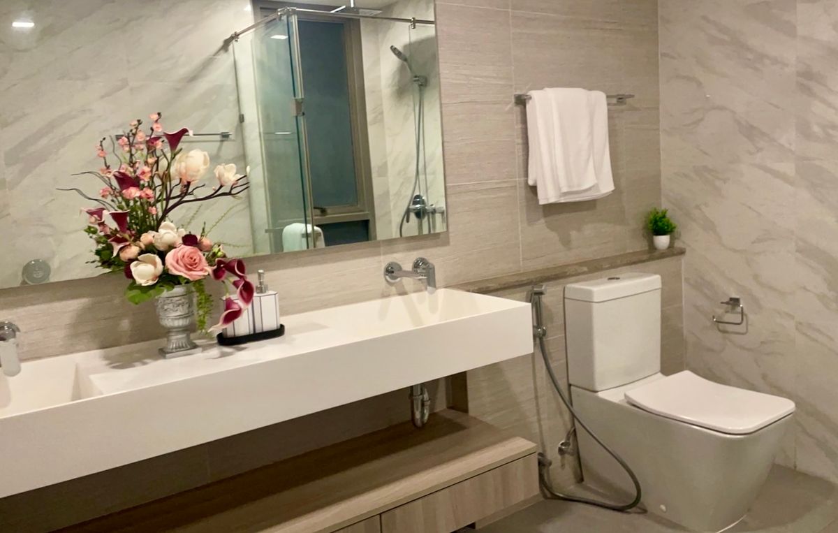 For RentCondoSukhumvit, Asoke, Thonglor : Empty room, decorated very beautifully. Good built-in furniture for rent, 3 bedrooms, 3 bathrooms, Fynn Sukhumvit 31.