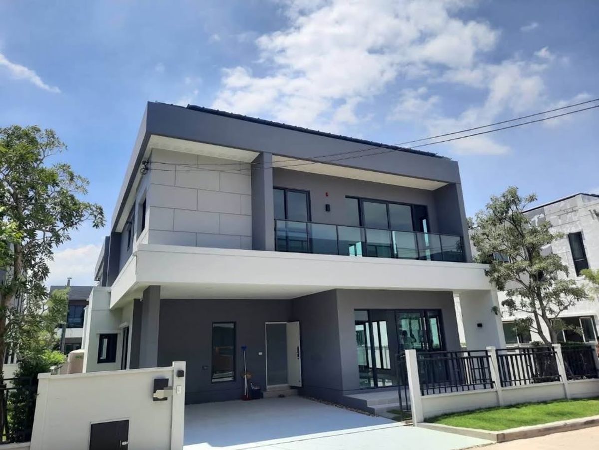 For RentHouseBangna, Bearing, Lasalle : ✨ Luxury single house at Centro Bangna Phase 1 – 4 bedrooms, 4 bathrooms, fully furnished with complete appliances, 2 parking spaces, conveniently located with easy access to Bangna–Trat Road and Burapha Withi Expressway