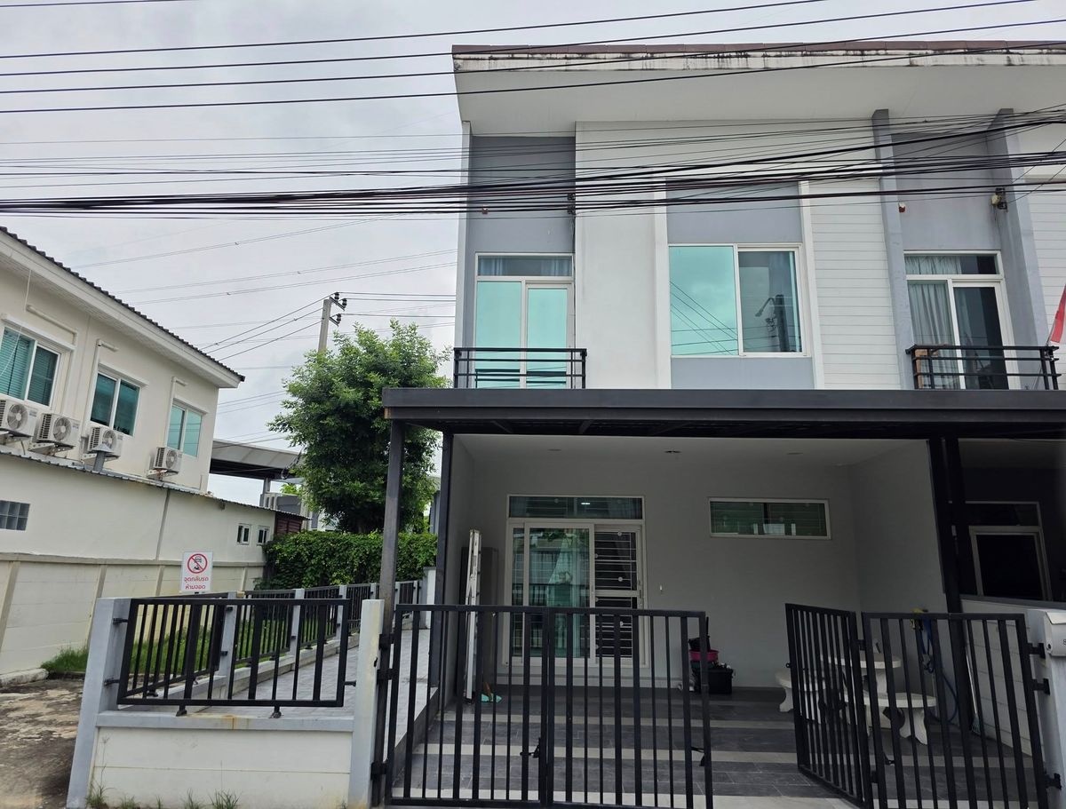 For SaleTownhomeSamut Prakan,Samrong : For rent, corner house, 28 sq m, 3 bedrooms, 2 bathrooms, 2-story townhome, Casa City Bangna.