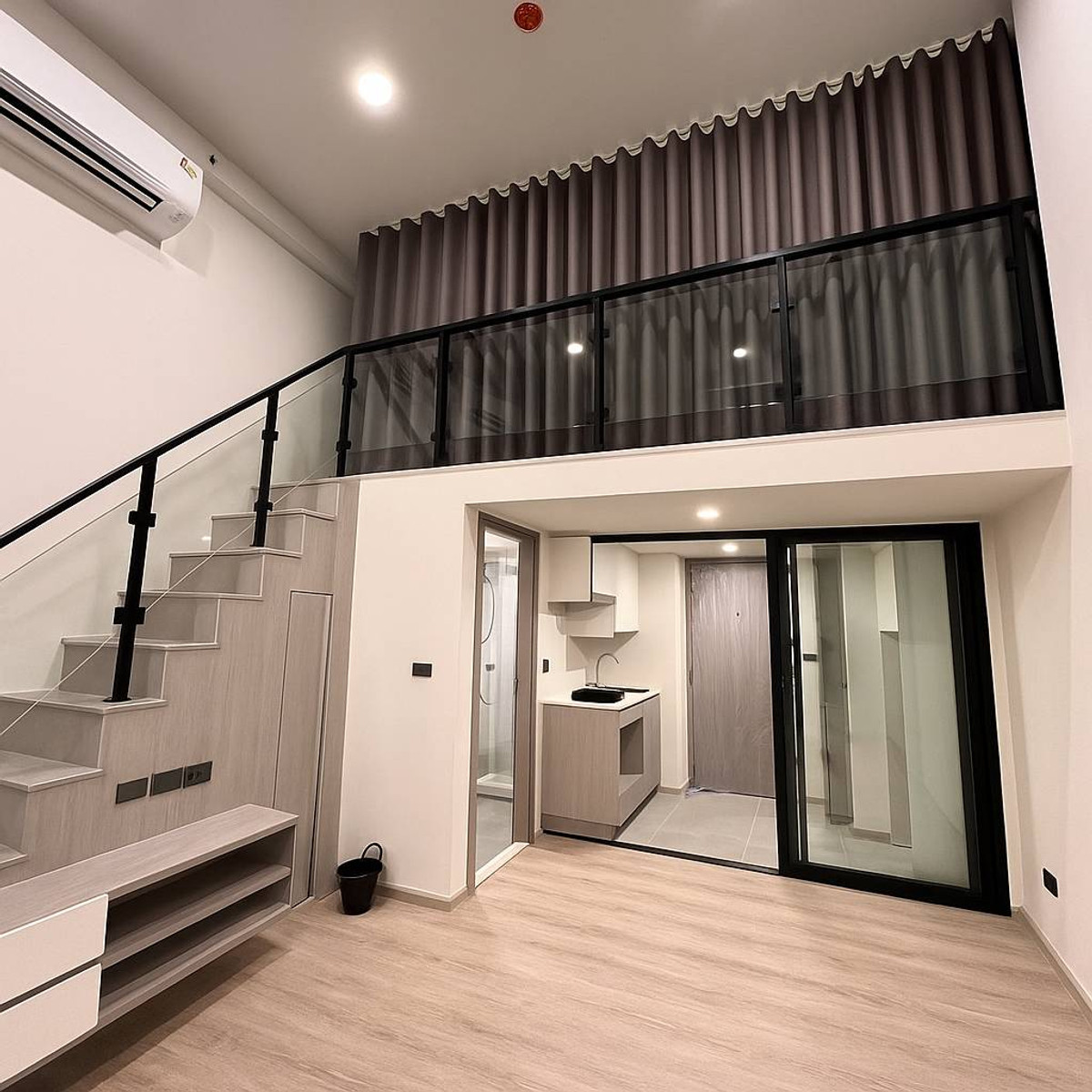 ให้เช่าคอนโดปิ่นเกล้า จรัญสนิทวงศ์ : 🏢 For Rent: ออริจิ้น ปลั๊ก&เพลย์ สิรินธร สเตชั่น 🛏 ประเภท: 1 ห้องนอน 📏 ขนาด: 35 ตร.ม. 💰 ราคา: 19,000 บาท/เดือน 📍 ทำเล: ใจกลางเมือง เดินทางสะดวก