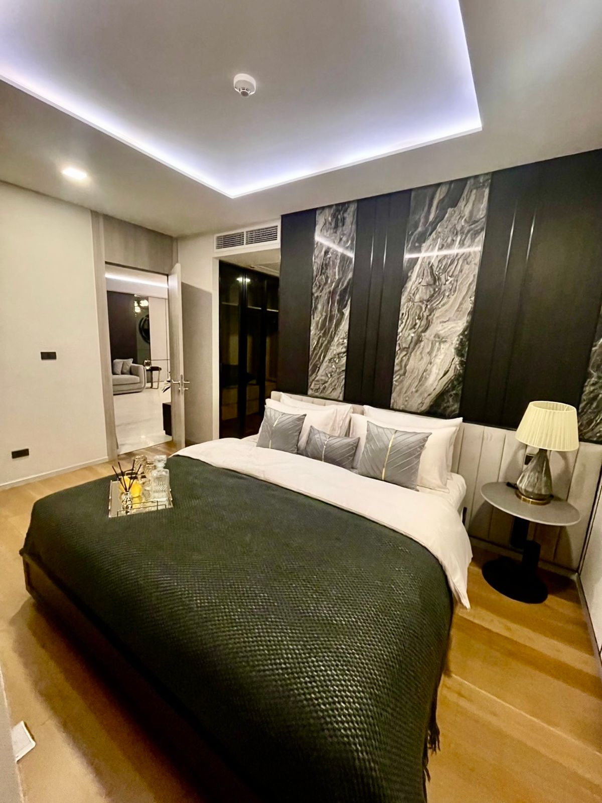 For RentCondoSukhumvit, Asoke, Thonglor : Empty room, decorated very beautifully. Good built-in furniture for rent, 3 bedrooms, 3 bathrooms, Fynn Sukhumvit 31.