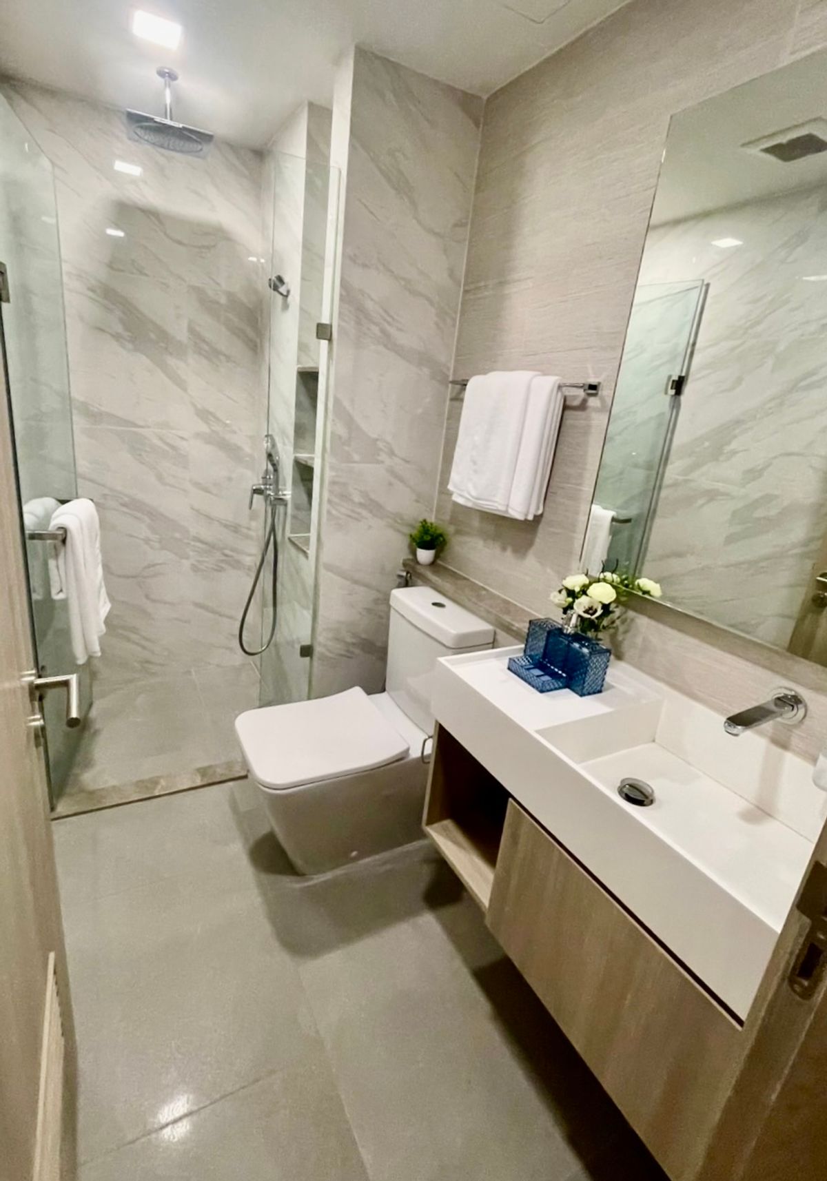 For RentCondoSukhumvit, Asoke, Thonglor : Empty room, decorated very beautifully. Good built-in furniture for rent, 3 bedrooms, 3 bathrooms, Fynn Sukhumvit 31.