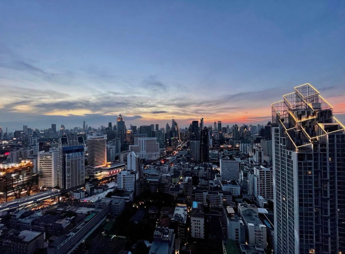 For RentCondoNana, North Nana,Sukhumvit13, Soi Nana : 🔥 Rare Duplex Penthouse for Rent | 2 Bedrooms + 1 Office | Top Floor | Sunset View | Flexible Short-Term Lease from 3 Months 🔥