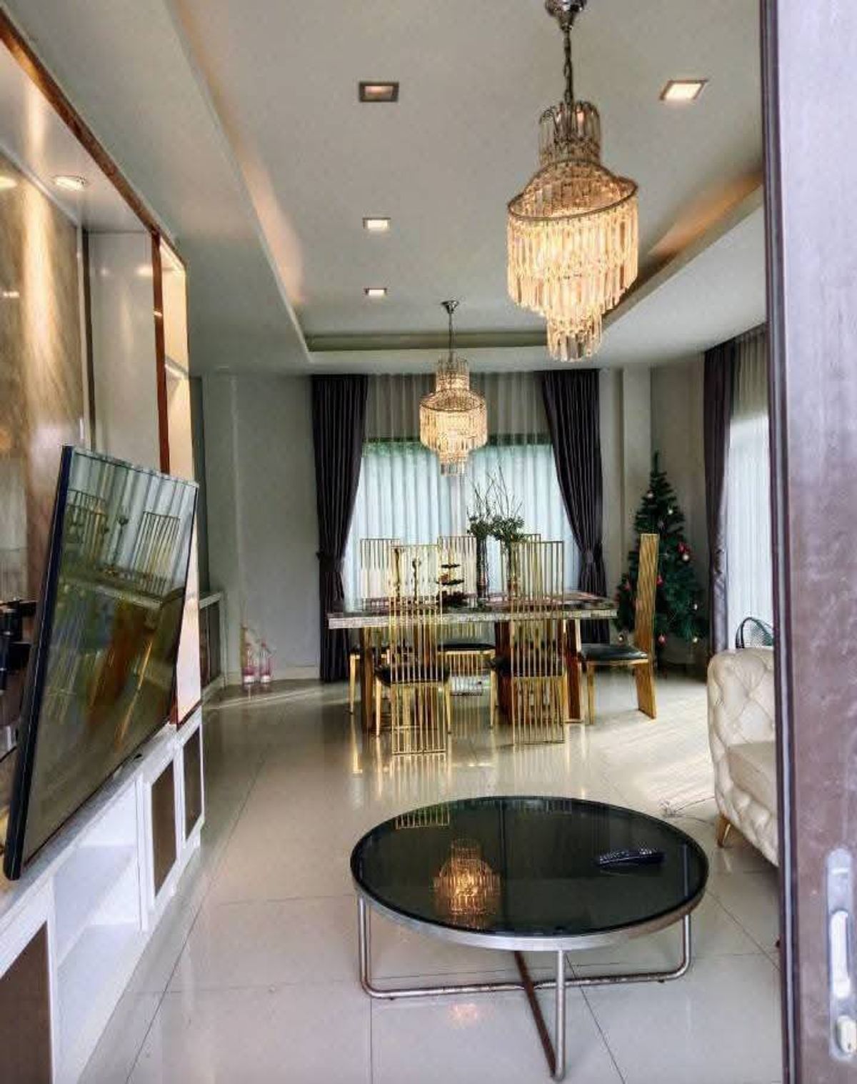 ให้เช่าบ้านนวมินทร์ รามอินทรา : บ้านเดี่ยวให้เช่า ✨ Centro Ramindra-Chatuchot ✨ 4 ห้องนอน 3 ห้องน้ำ เฟอร์นิเจอร์ และ เครื่องใช้ไฟฟ้าครบ 