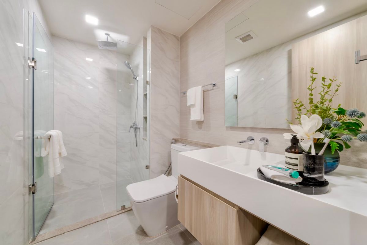 For RentCondoSukhumvit, Asoke, Thonglor : Empty room, decorated very beautifully. Good built-in furniture for rent, 3 bedrooms, 3 bathrooms, Fynn Sukhumvit 31.