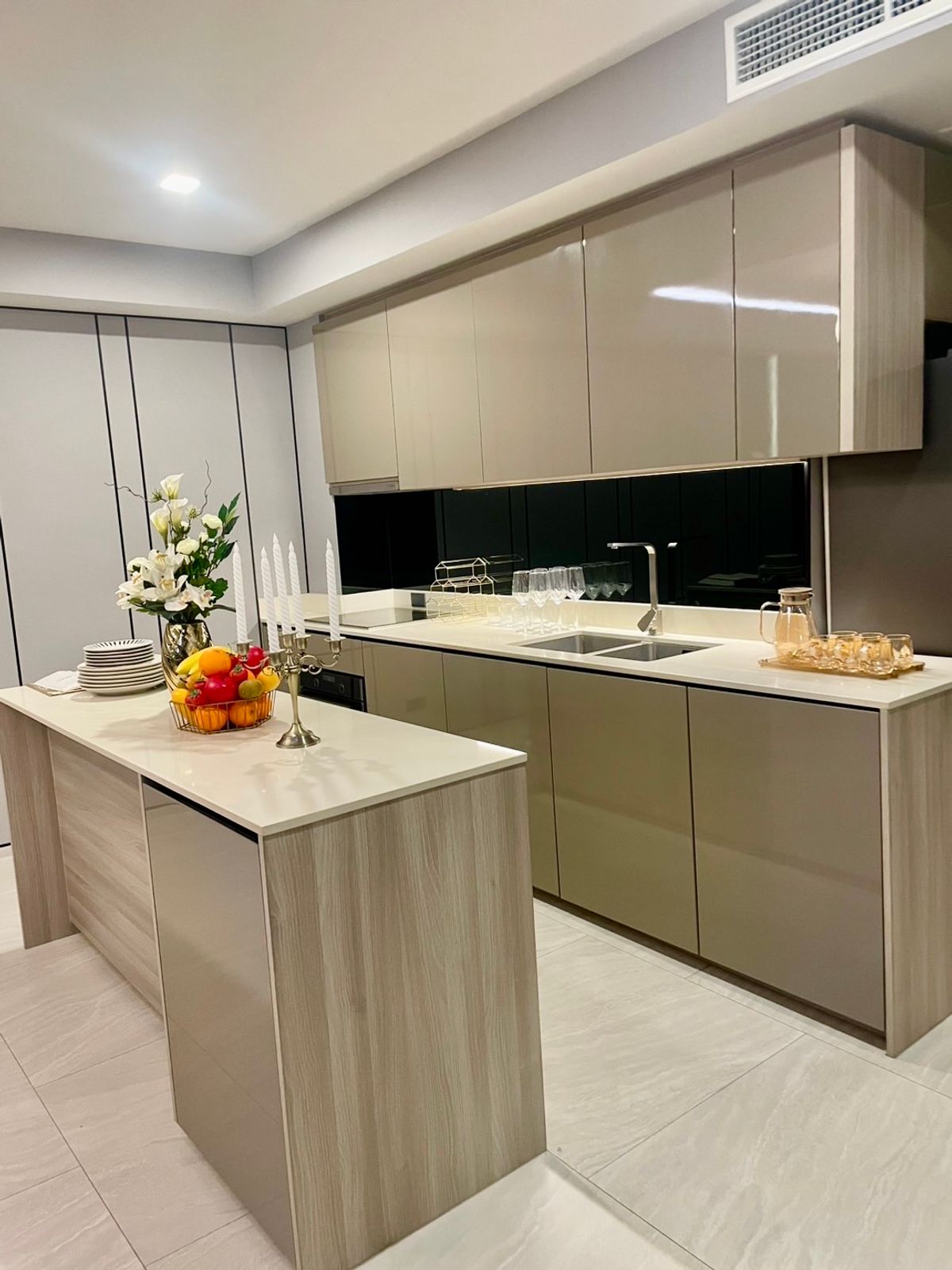 For RentCondoSukhumvit, Asoke, Thonglor : Empty room, decorated very beautifully. Good built-in furniture for rent, 3 bedrooms, 3 bathrooms, Fynn Sukhumvit 31.