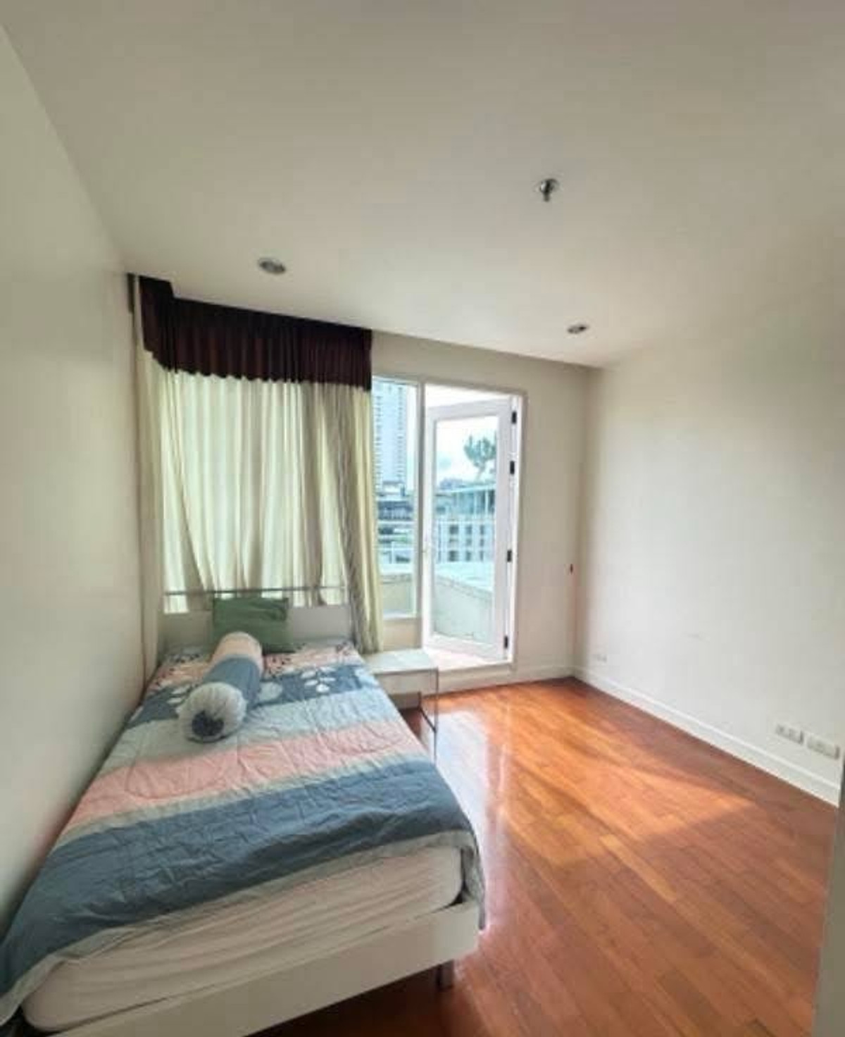 For SaleCondoSukhumvit, Asoke, Thonglor : Special unit for sale, front corner, Green view, near MRT Sukhumvit, BTS Phrompong, Baan Siri 31 project.