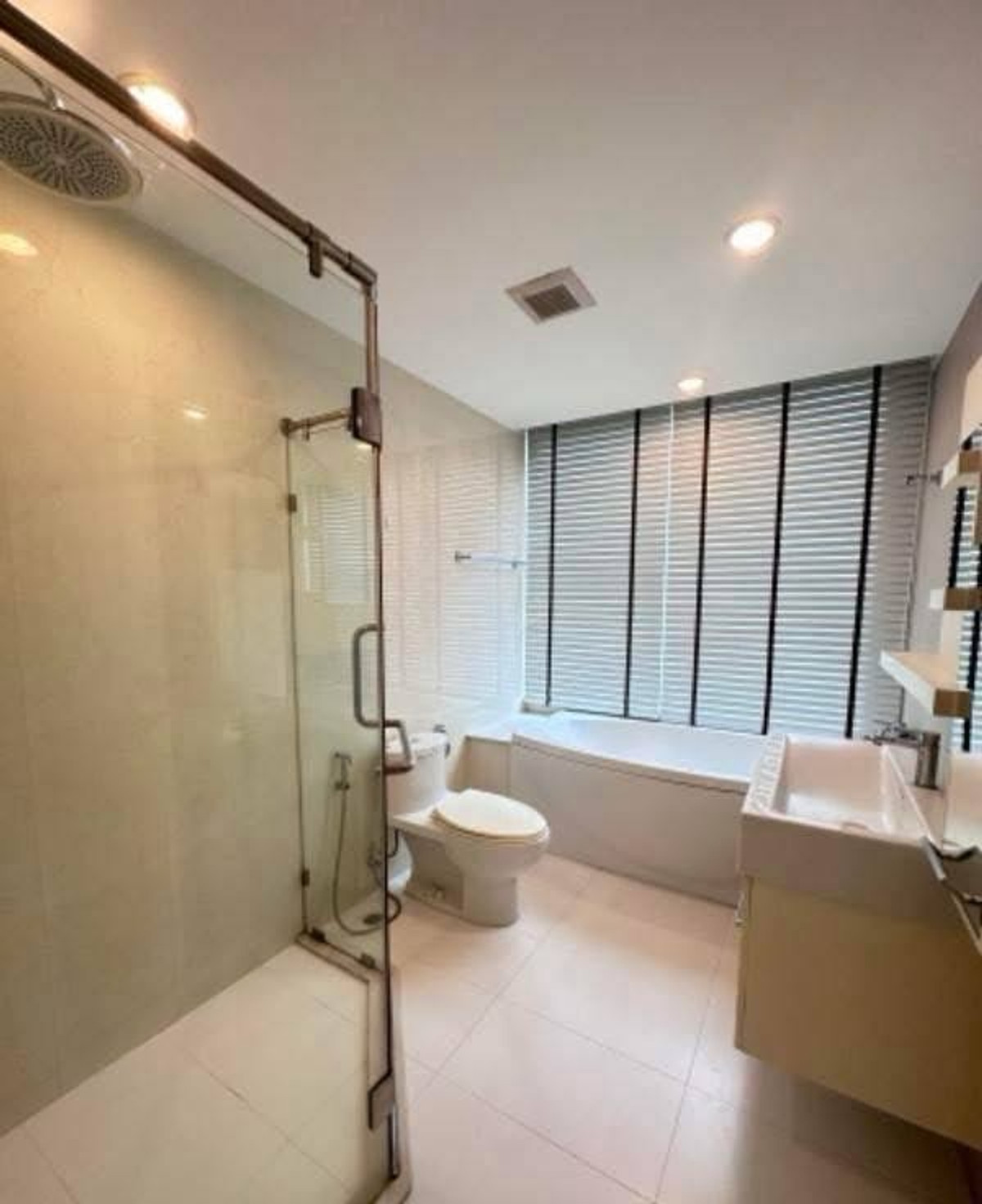 For SaleCondoSukhumvit, Asoke, Thonglor : Special unit for sale, front corner, Green view, near MRT Sukhumvit, BTS Phrompong, Baan Siri 31 project.
