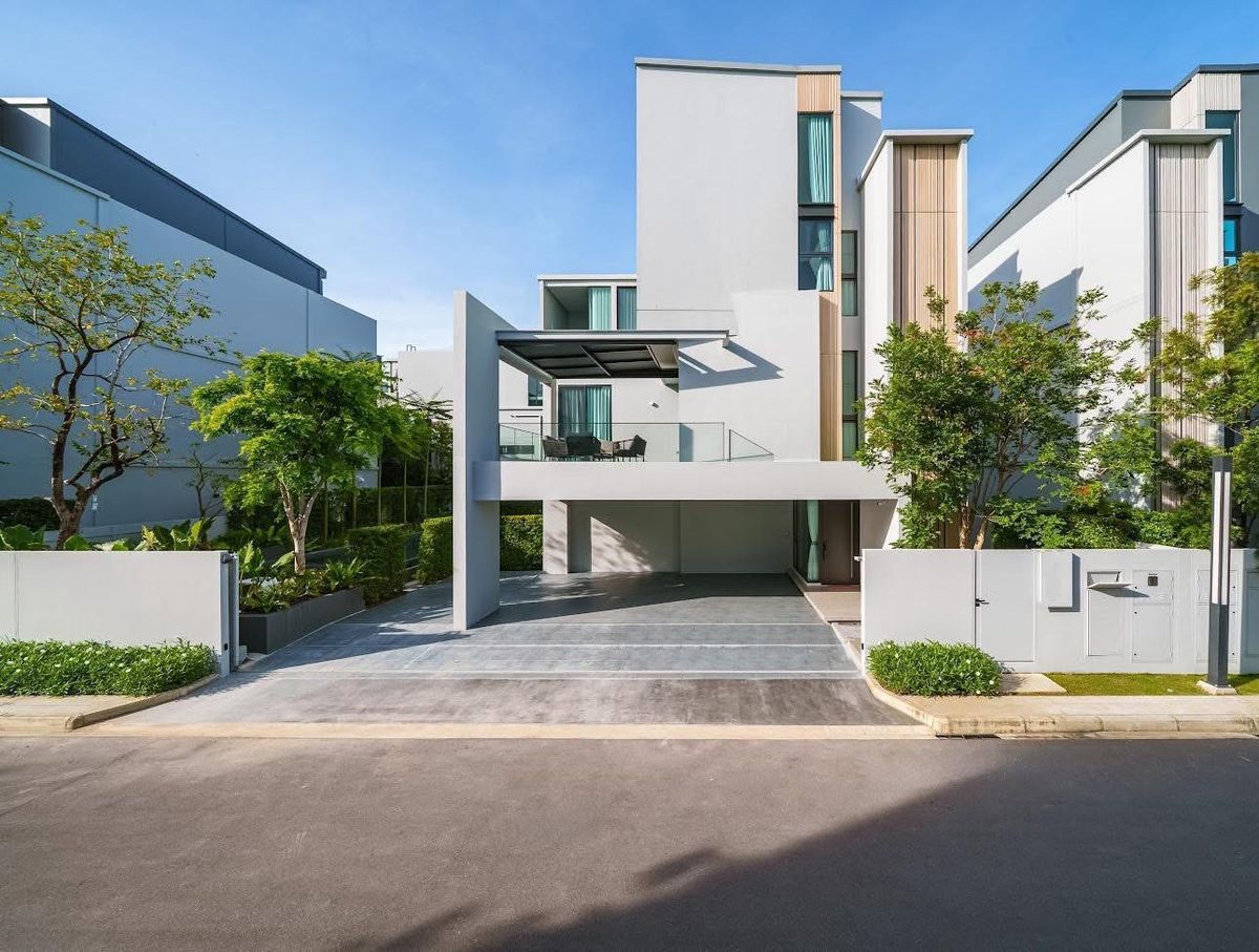 HousePattanakan, Srinakarin : ✨⛲️🏊 [𝐅𝐎𝐑 𝐑𝐄𝐍𝐓] Luxurious detached house with private swimming pool.  #Krungthep Kreetha #House with swimming pool