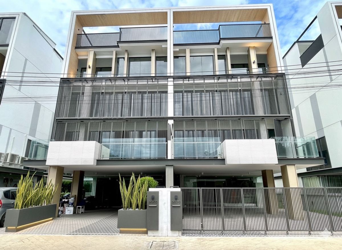ให้เช่าพัฒนาการ ศรีนครินทร์ : ให้เช่า The Element Rama 9 📞 092-690-5445 🏡 Home Office ใกล้ The Nine พระราม 9  เดินทางเข้าออกเมืองสะดวก จอดรถได้ถึง 6 คัน 