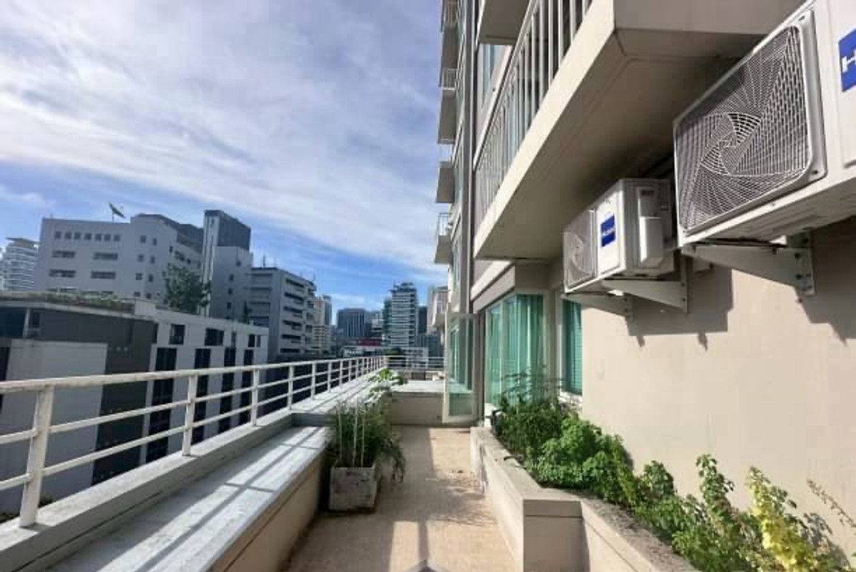 For SaleCondoSukhumvit, Asoke, Thonglor : Special unit for sale, front corner, Green view, near MRT Sukhumvit, BTS Phrompong, Baan Siri 31 project.