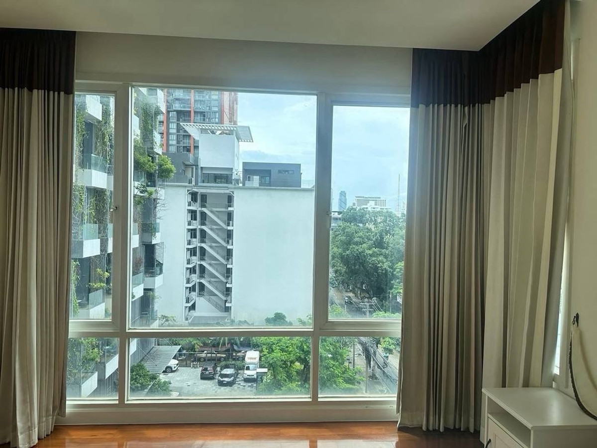 For SaleCondoSukhumvit, Asoke, Thonglor : Special unit for sale, front corner, Green view, near MRT Sukhumvit, BTS Phrompong, Baan Siri 31 project.