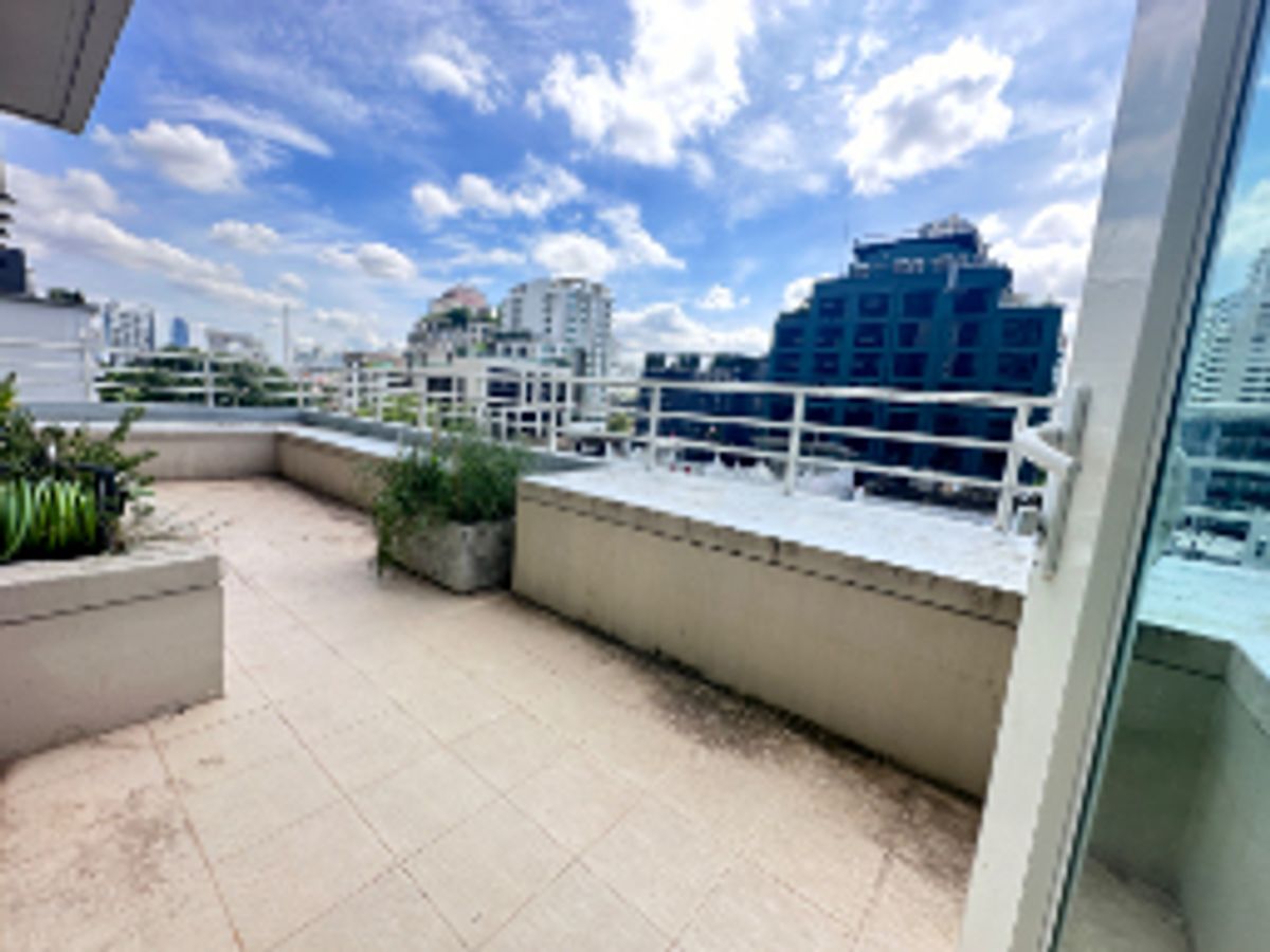 For SaleCondoSukhumvit, Asoke, Thonglor : Special unit for sale, front corner, Green view, near MRT Sukhumvit, BTS Phrompong, Baan Siri 31 project.