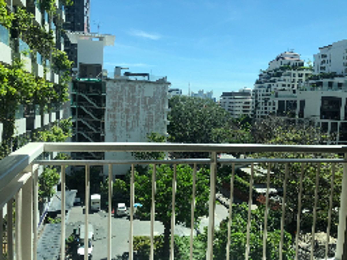 For SaleCondoSukhumvit, Asoke, Thonglor : Special unit for sale, front corner, Green view, near MRT Sukhumvit, BTS Phrompong, Baan Siri 31 project.