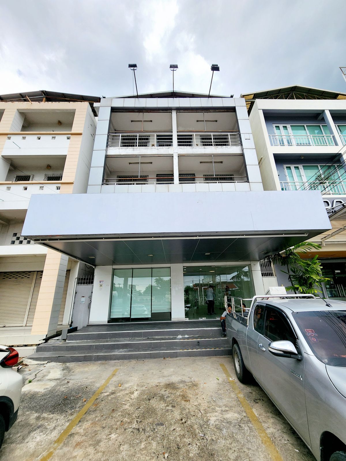 For RentShop HousePhutthamonthon, Salaya : For rent, 2 shophouses, next to Kanchanaphisek Road, same side as Paseo, 426 sq m., 3.5 floors.