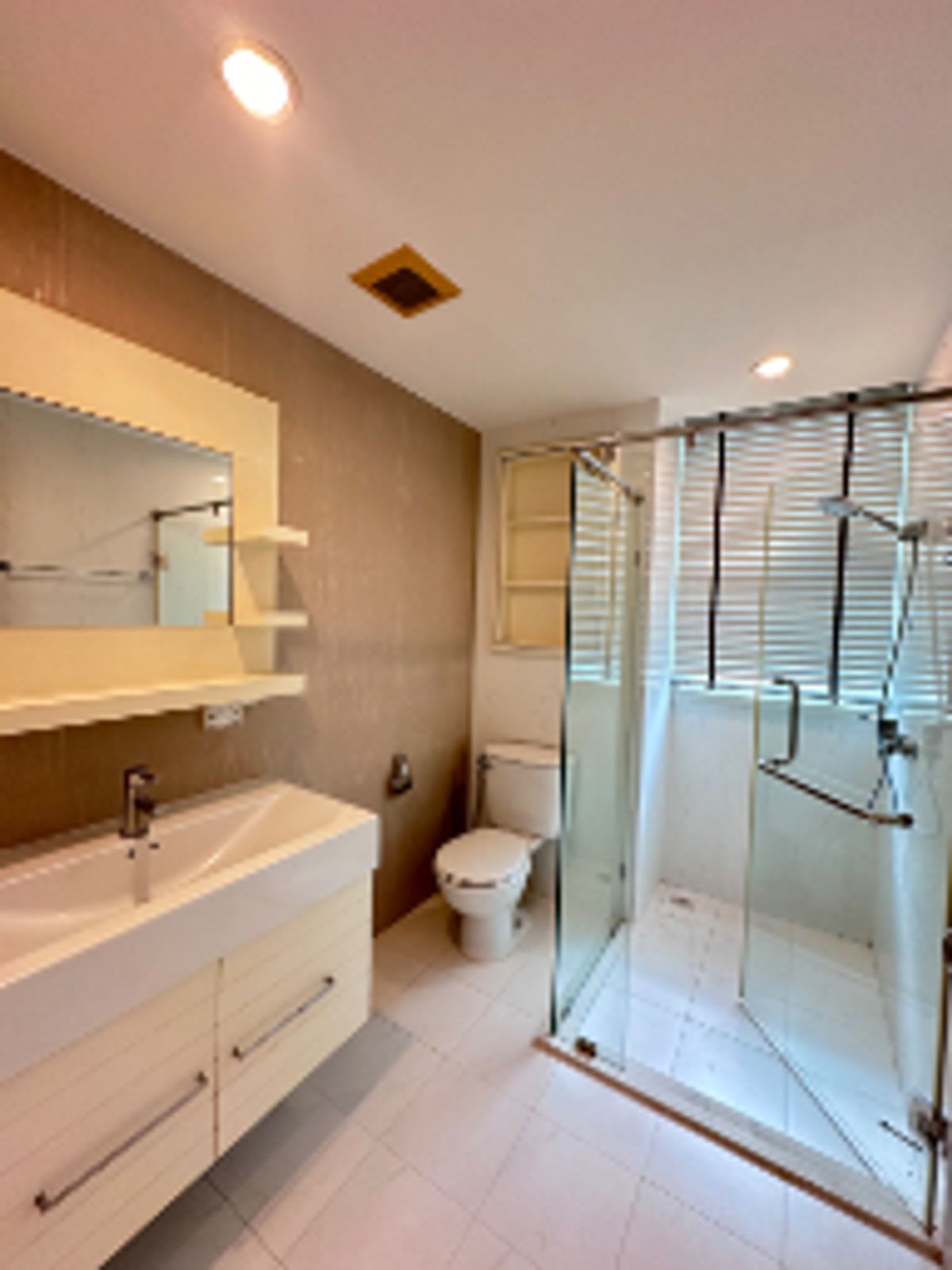 For SaleCondoSukhumvit, Asoke, Thonglor : Special unit for sale, front corner, Green view, near MRT Sukhumvit, BTS Phrompong, Baan Siri 31 project.