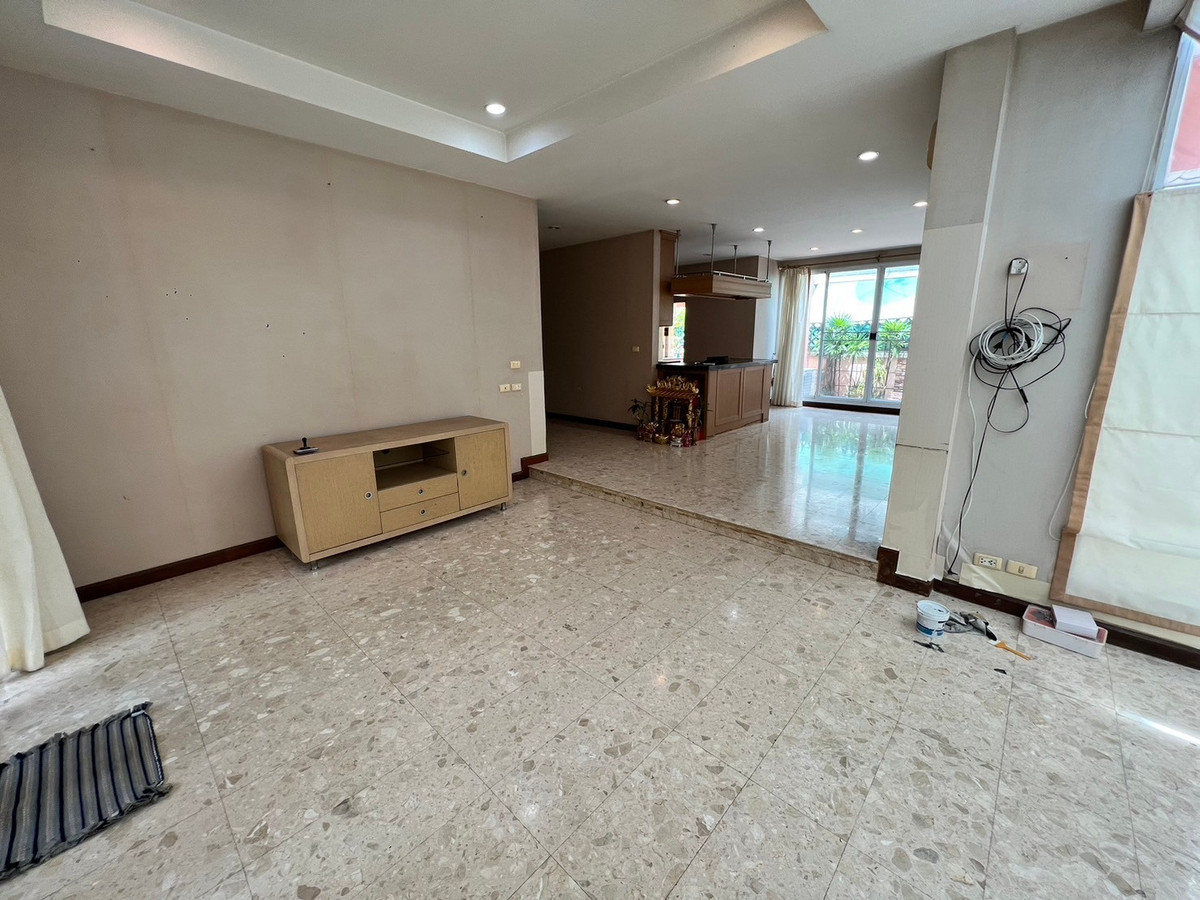 ให้เช่าบ้านปิ่นเกล้า จรัญสนิทวงศ์ : บ้านเดี่ยว 107ตรว. 5ห้องนอน 5ห้องน้ำ มีห้องแม่บ้าน หมู่บ้าน ลัดดารมย์ ปิ่นเกล้า