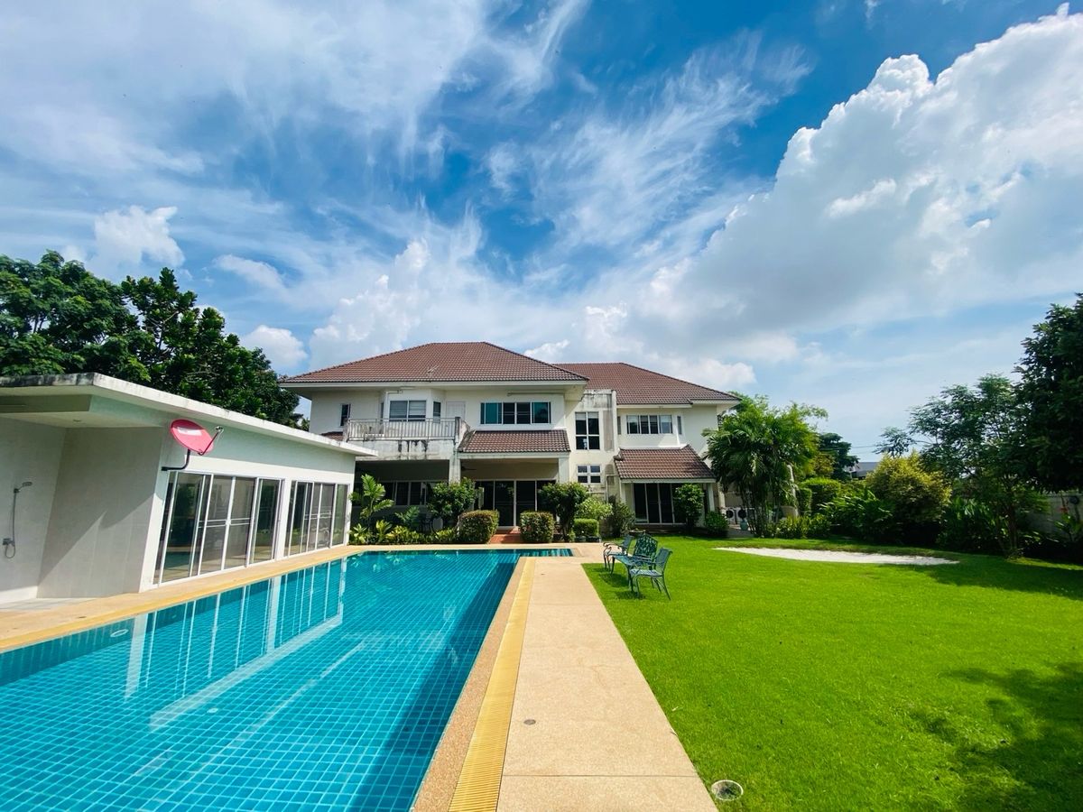 ให้เช่าบ้านบางนา แบริ่ง ลาซาล : ให้เช่า บ้านเดี่ยวหรู สไตล์รีสอร์ต – โครงการเลควูด บางนา กม.18
บ้านที่ออกแบบมาเพื่อการพักผ่อนอย่างแท้จริงในทุกวัน บนพื้นที่กว่า 540 ตรว. และพื้นที่ใช้สอยประมาณ 1,000 ตรม. โอบล้อมด้วยความร่มรื่น สงบ และความเป็นส่วนตัวระดับรีสอร์ต