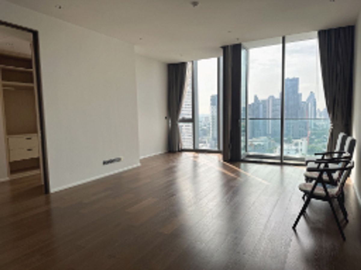For SaleCondoSukhumvit, Asoke, Thonglor : Unit for sale, good location, corner room, high floor, prime location in Phrom Phong area. Condo Kraam Sukhumvit 26