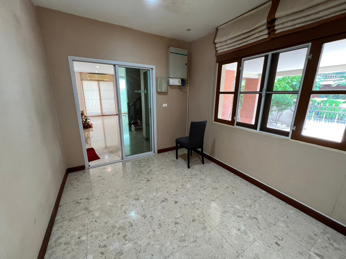 ให้เช่าบ้านปิ่นเกล้า จรัญสนิทวงศ์ : บ้านเดี่ยว 107ตรว. 5ห้องนอน 5ห้องน้ำ มีห้องแม่บ้าน หมู่บ้าน ลัดดารมย์ ปิ่นเกล้า