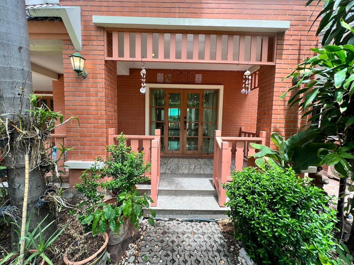 ให้เช่าบ้านปิ่นเกล้า จรัญสนิทวงศ์ : บ้านเดี่ยว 107ตรว. 5ห้องนอน 5ห้องน้ำ มีห้องแม่บ้าน หมู่บ้าน ลัดดารมย์ ปิ่นเกล้า