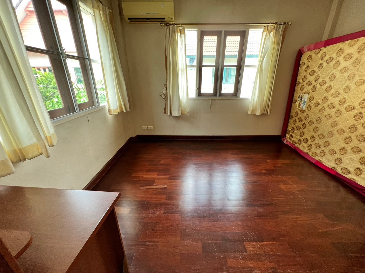 ให้เช่าบ้านปิ่นเกล้า จรัญสนิทวงศ์ : บ้านเดี่ยว 107ตรว. 5ห้องนอน 5ห้องน้ำ มีห้องแม่บ้าน หมู่บ้าน ลัดดารมย์ ปิ่นเกล้า