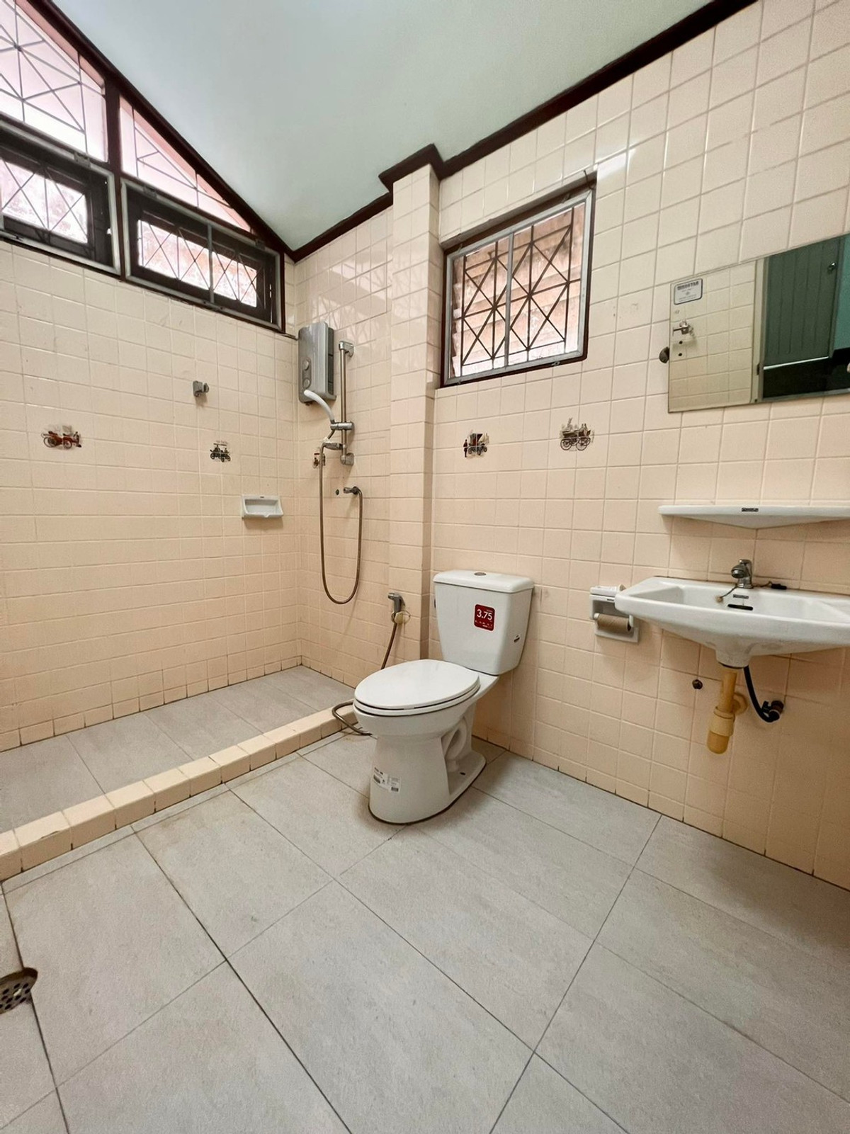 ให้เช่าบ้านเกษตรศาสตร์ รัชโยธิน : บ้านเดี่ยว 105ตรว. ถนนพหลโยธิน น้ำไม่ท่วม รีโนเวทใหม่ เดิน3นาทีถึงBTS 2ชั้น 5ห้องนอน