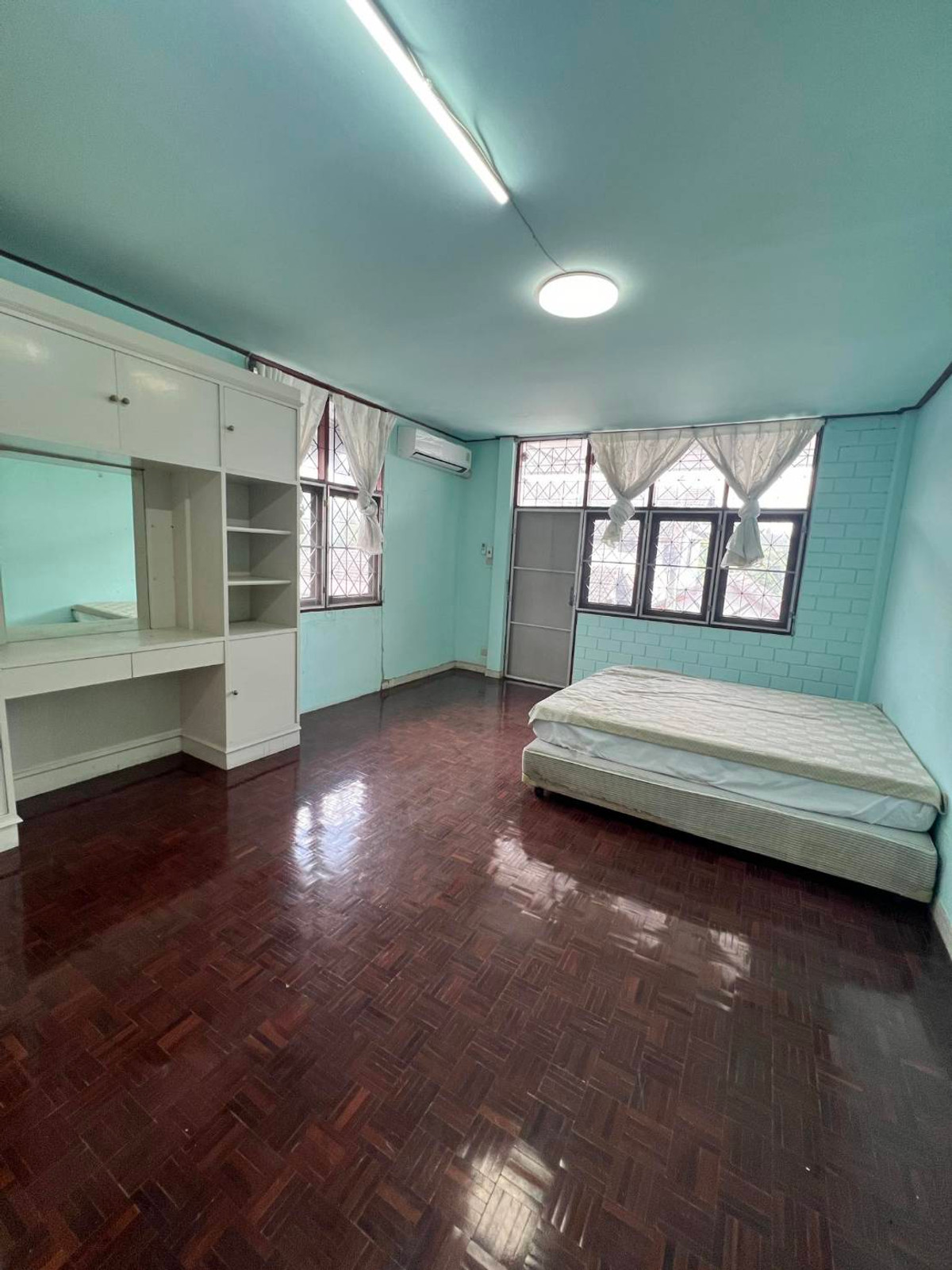 ให้เช่าบ้านเกษตรศาสตร์ รัชโยธิน : บ้านเดี่ยว 105ตรว. ถนนพหลโยธิน น้ำไม่ท่วม รีโนเวทใหม่ เดิน3นาทีถึงBTS 2ชั้น 5ห้องนอน