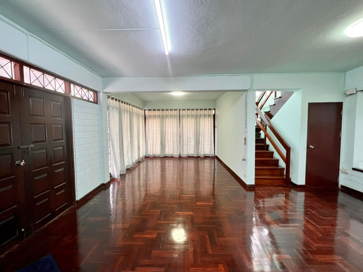 ให้เช่าบ้านเกษตรศาสตร์ รัชโยธิน : บ้านเดี่ยว 105ตรว. ถนนพหลโยธิน น้ำไม่ท่วม รีโนเวทใหม่ เดิน3นาทีถึงBTS 2ชั้น 5ห้องนอน