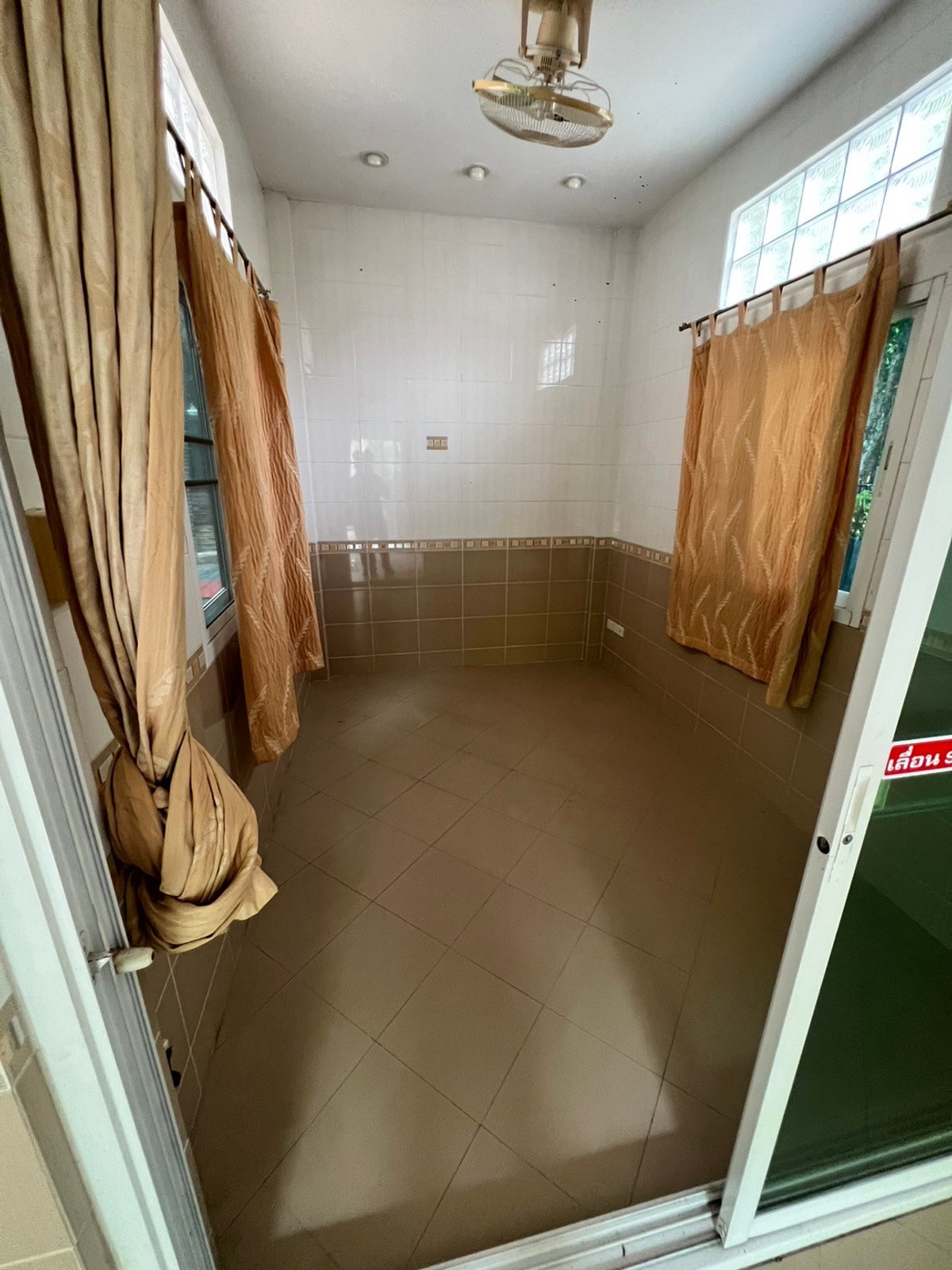 ให้เช่าบ้านปิ่นเกล้า จรัญสนิทวงศ์ : บ้านเดี่ยว 107ตรว. 5ห้องนอน 5ห้องน้ำ มีห้องแม่บ้าน หมู่บ้าน ลัดดารมย์ ปิ่นเกล้า