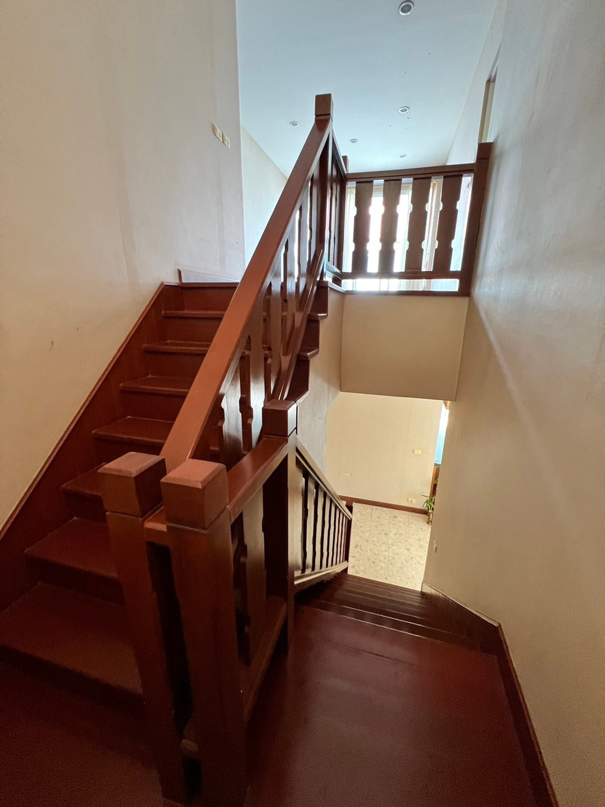 ให้เช่าบ้านปิ่นเกล้า จรัญสนิทวงศ์ : บ้านเดี่ยว 107ตรว. 5ห้องนอน 5ห้องน้ำ มีห้องแม่บ้าน หมู่บ้าน ลัดดารมย์ ปิ่นเกล้า