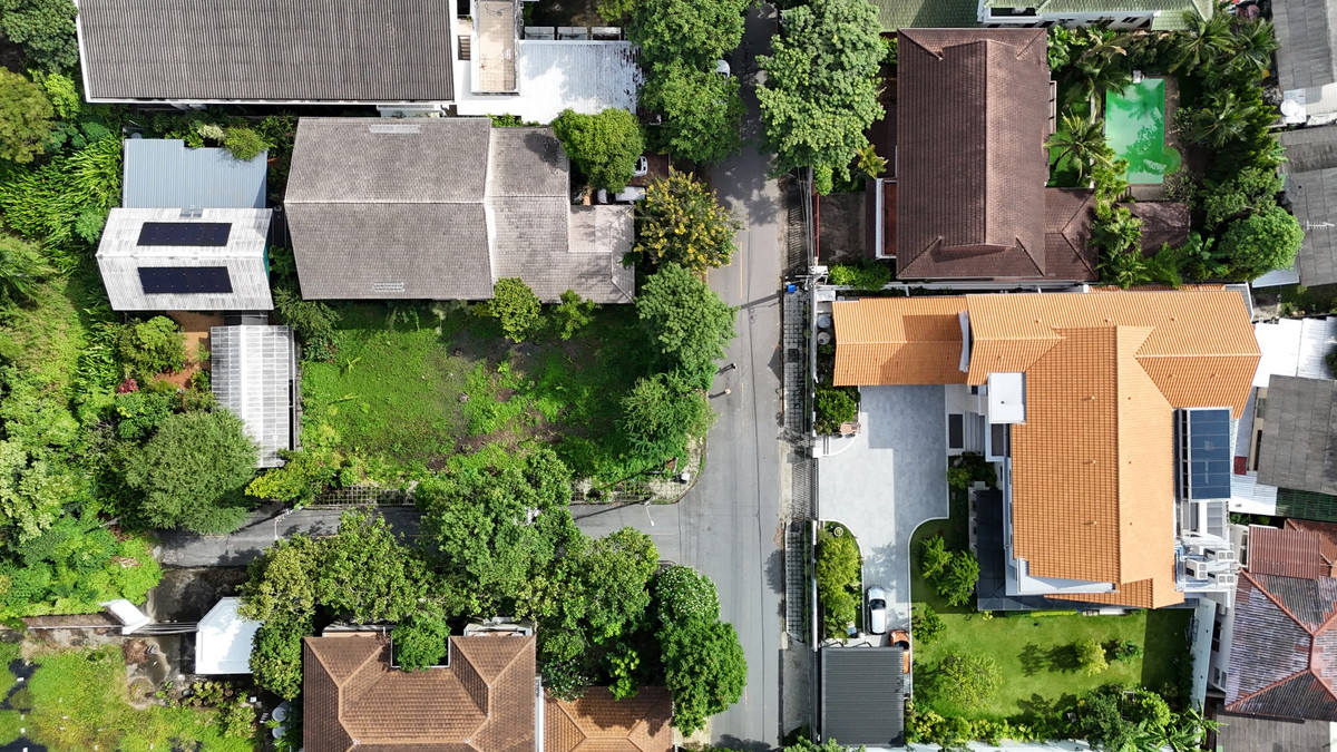 ขายที่ดินนวมินทร์ รามอินทรา : ขายที่ดินในหมู่บ้านนวธานี เสรีไทย 59  เหมาะสร้างบ้านหรู เนื้อที่ 118 ตารางวา แปลงมุม ถมแล้ว หน้ากว้าง 15 เมตร ลึก 32 เมตร