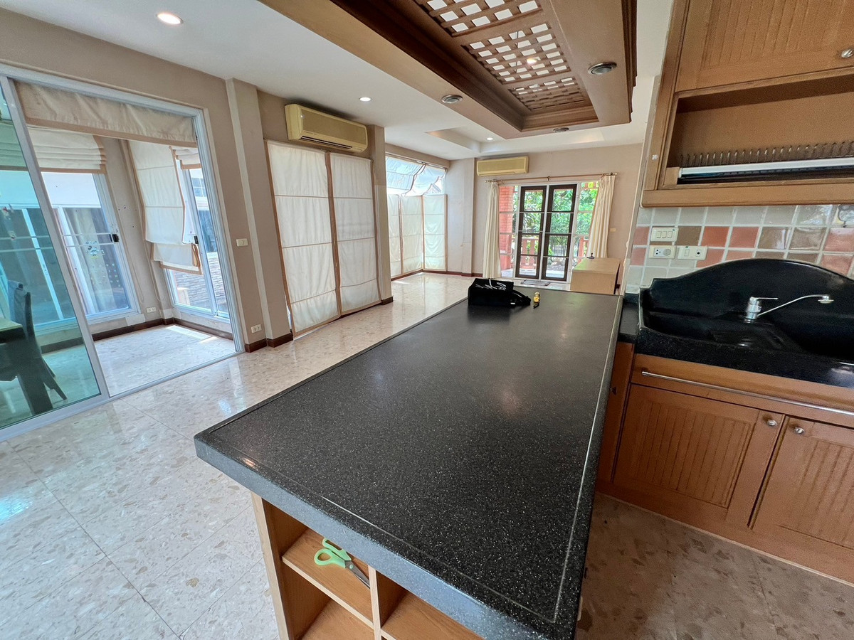 ให้เช่าบ้านปิ่นเกล้า จรัญสนิทวงศ์ : บ้านเดี่ยว 107ตรว. 5ห้องนอน 5ห้องน้ำ มีห้องแม่บ้าน หมู่บ้าน ลัดดารมย์ ปิ่นเกล้า