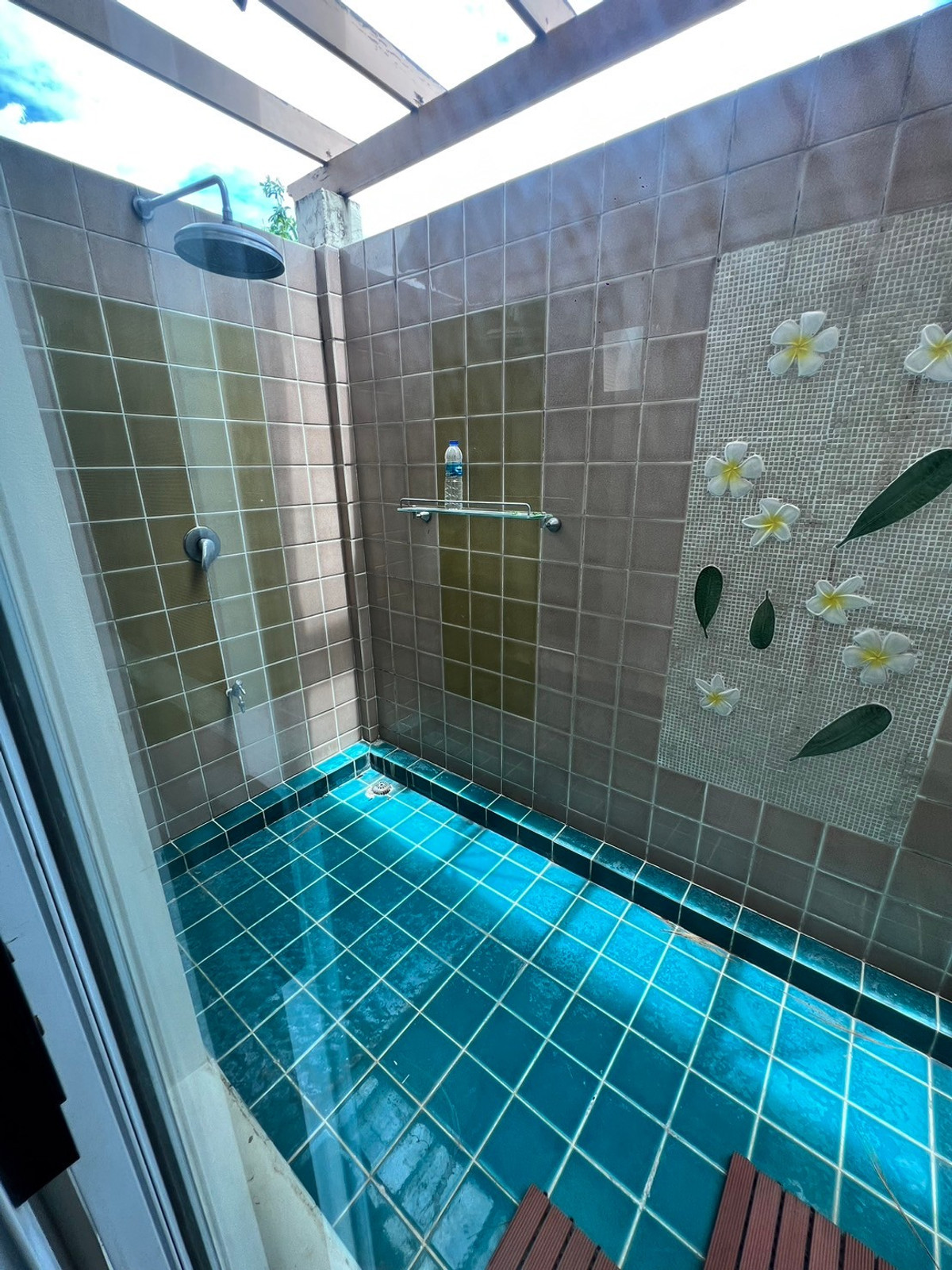 ให้เช่าบ้านปิ่นเกล้า จรัญสนิทวงศ์ : บ้านเดี่ยว 107ตรว. 5ห้องนอน 5ห้องน้ำ มีห้องแม่บ้าน หมู่บ้าน ลัดดารมย์ ปิ่นเกล้า